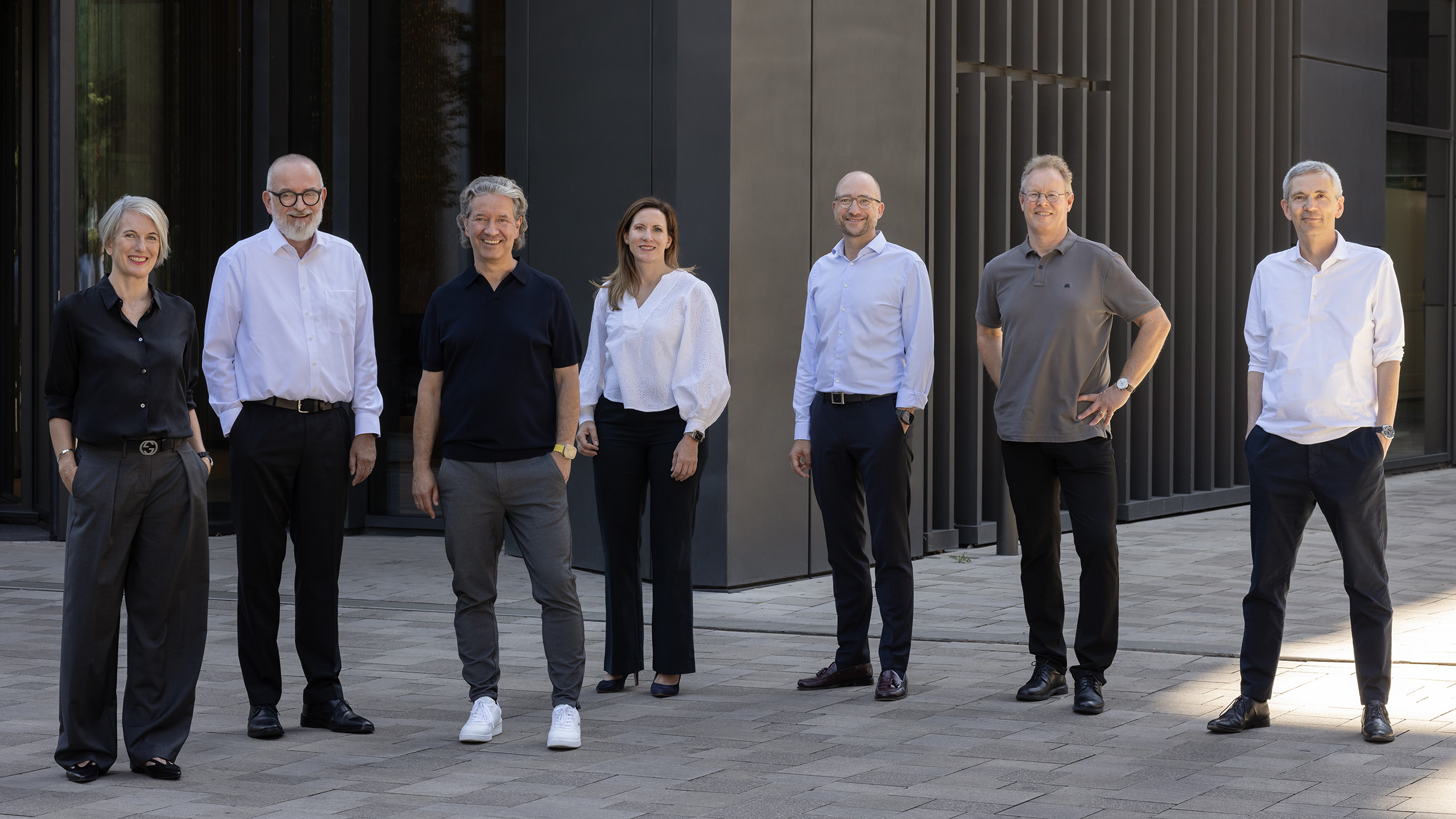 Gruppenfoto des Investment-Teams KMU vor dem BMH-Gebäude
