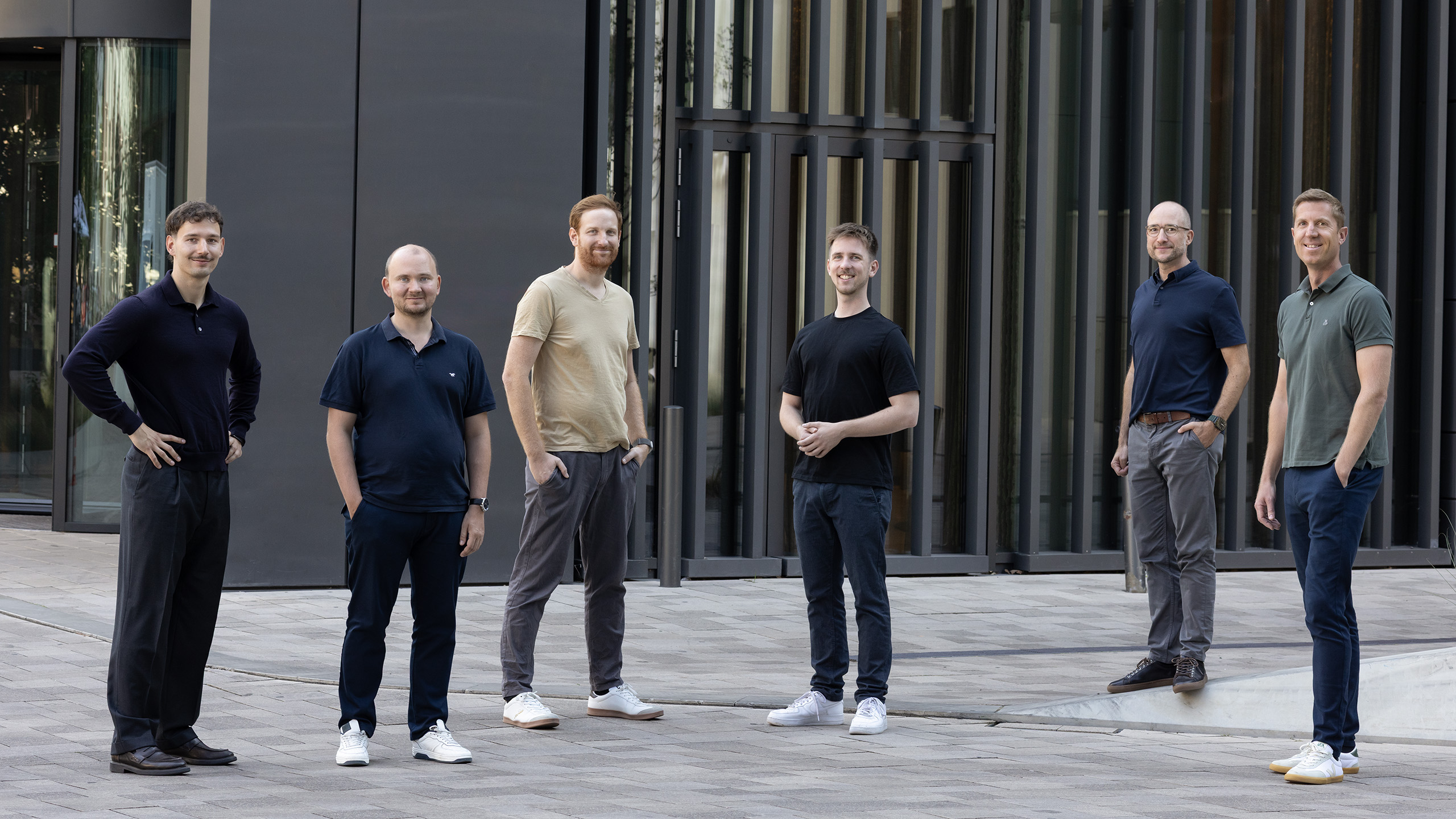 Gruppenfoto des Investment-Teams Venture Capital vor dem BMH-Gebäude