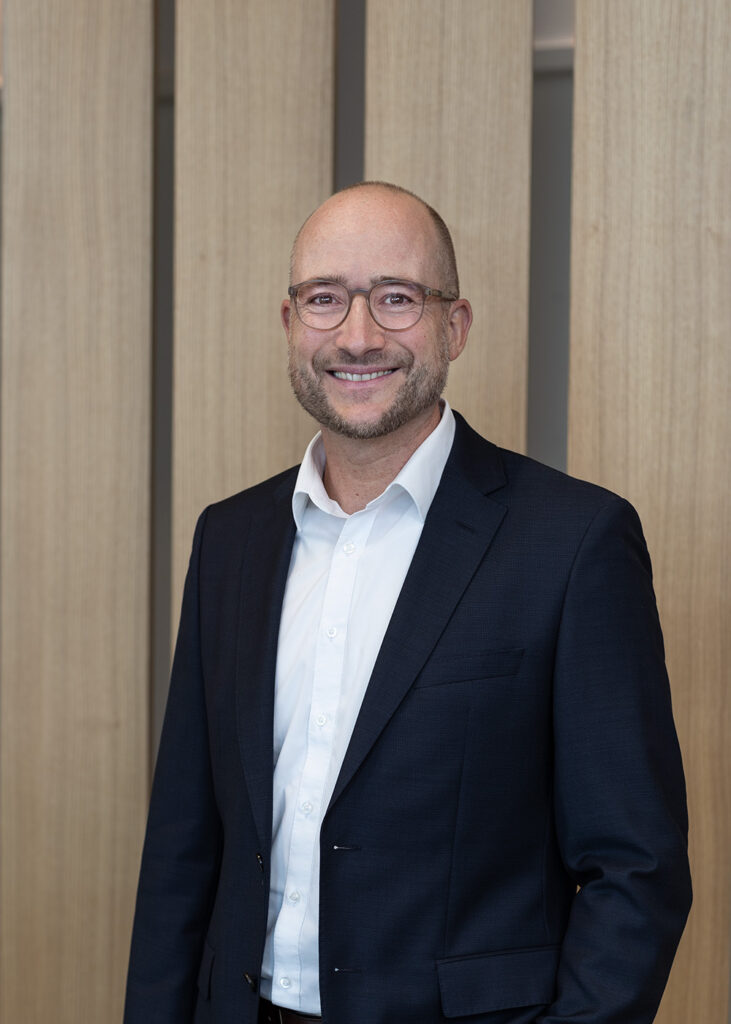 Portraitfoto von Dr. Steffen Huth.