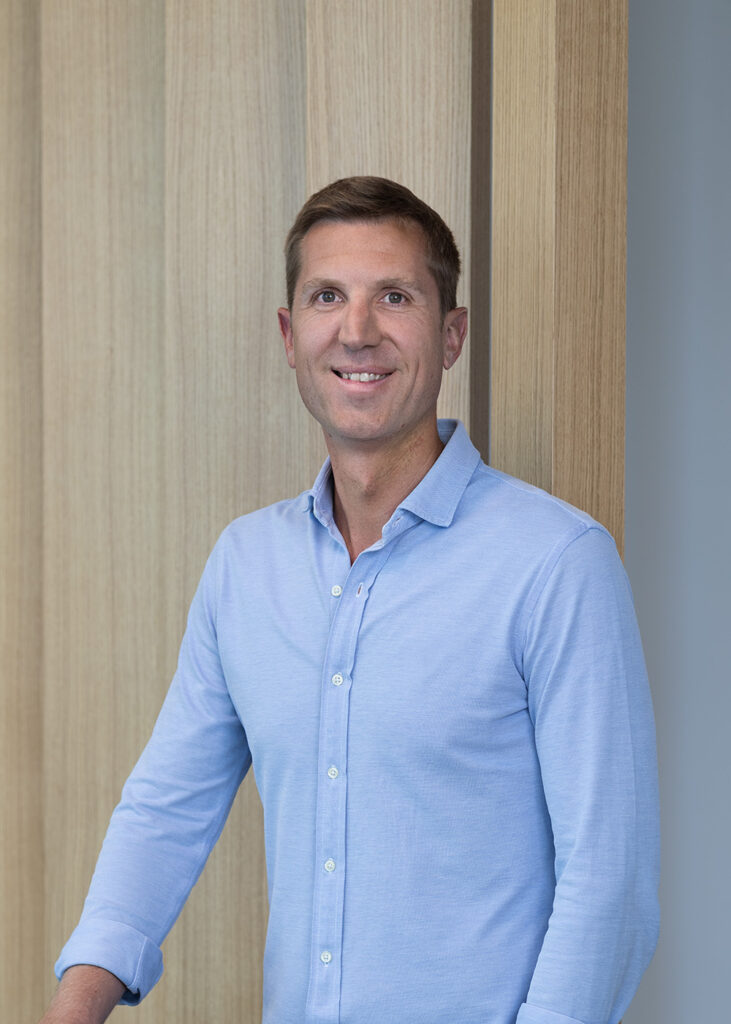 Portraitfoto von Sebastian Schnell.